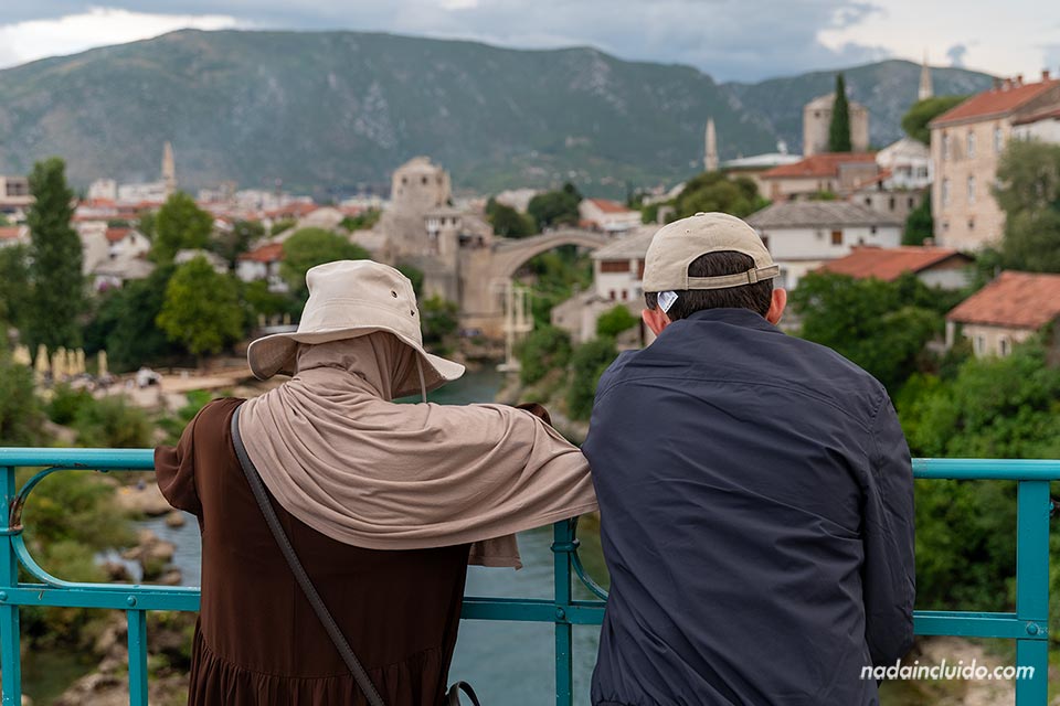 Una pareja observa el puente antiguo (Stari Most) desde el puente Lucki (Mostar)