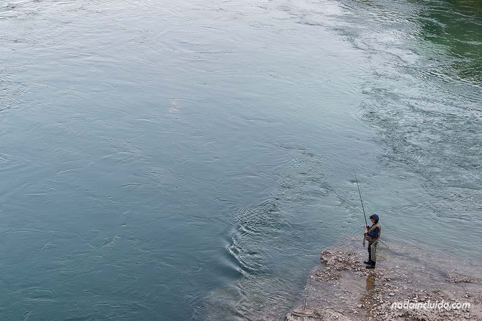 Pescador en el río Neretva a su paso por Mostar (Bosnia)
