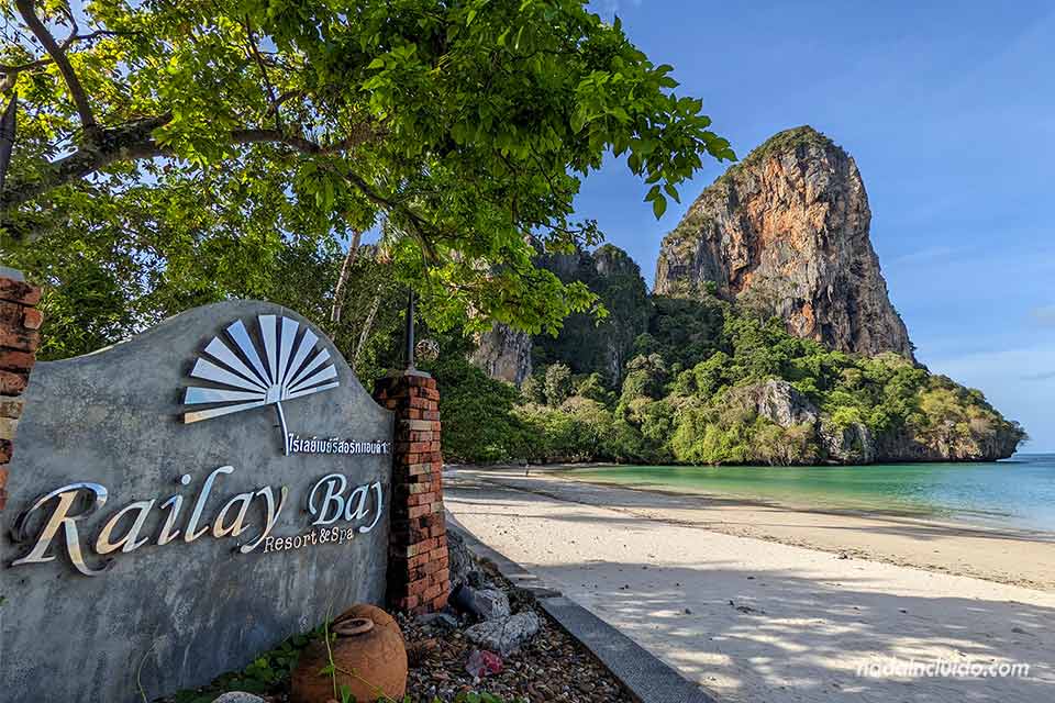 Cartel del Raily Bay Resort en la playa (Tailandia)