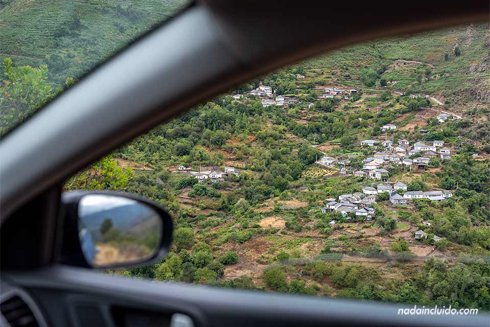 Vistas del pueblo Navea desde el coche, Ribeira Sacra (Galicia)