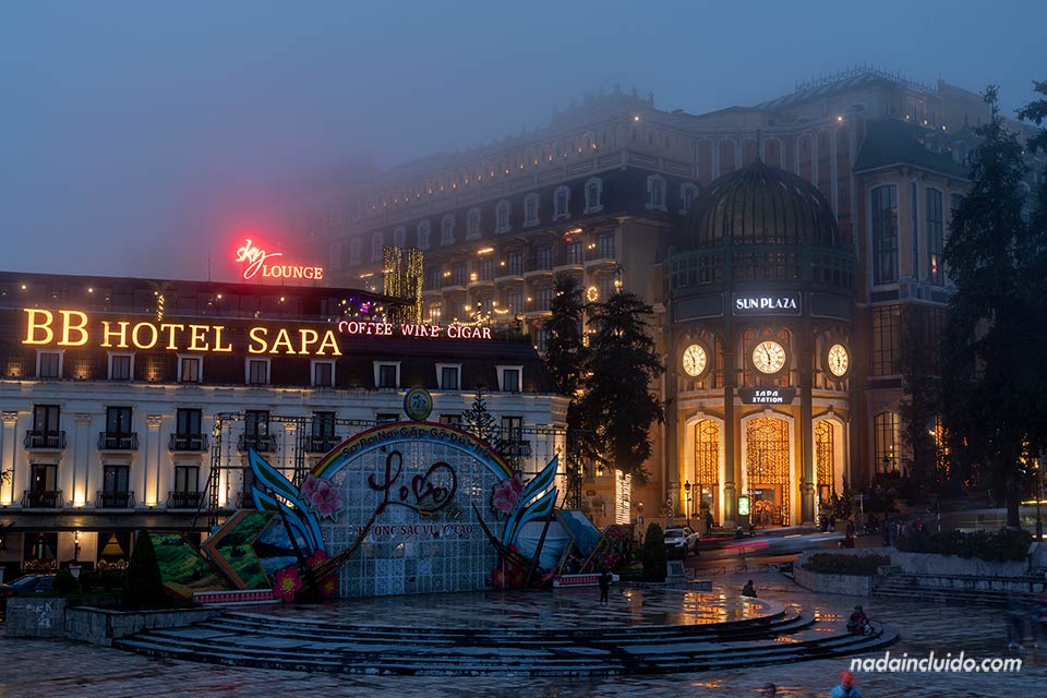Niebla sobre el centro comercial Sun Plaza - Qué ver en Sapa (Vietnam)