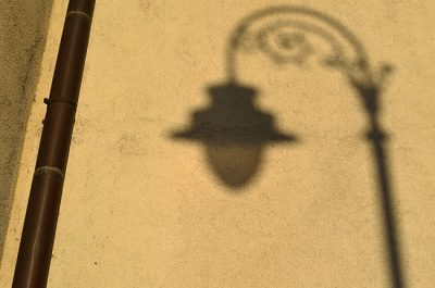 Sombra de una farola en una fachada del centro histórico de Sibiu (Rumanía)
