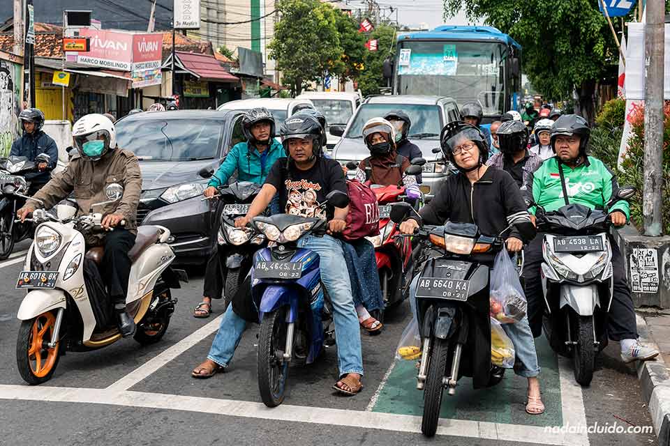 Tráfico en las calles de Yogyakarta (Java, Indonesia)
