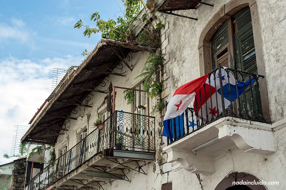 Bandera panameña decora los balcones de una de las calles del casco antiguo de ciudad de Panamá