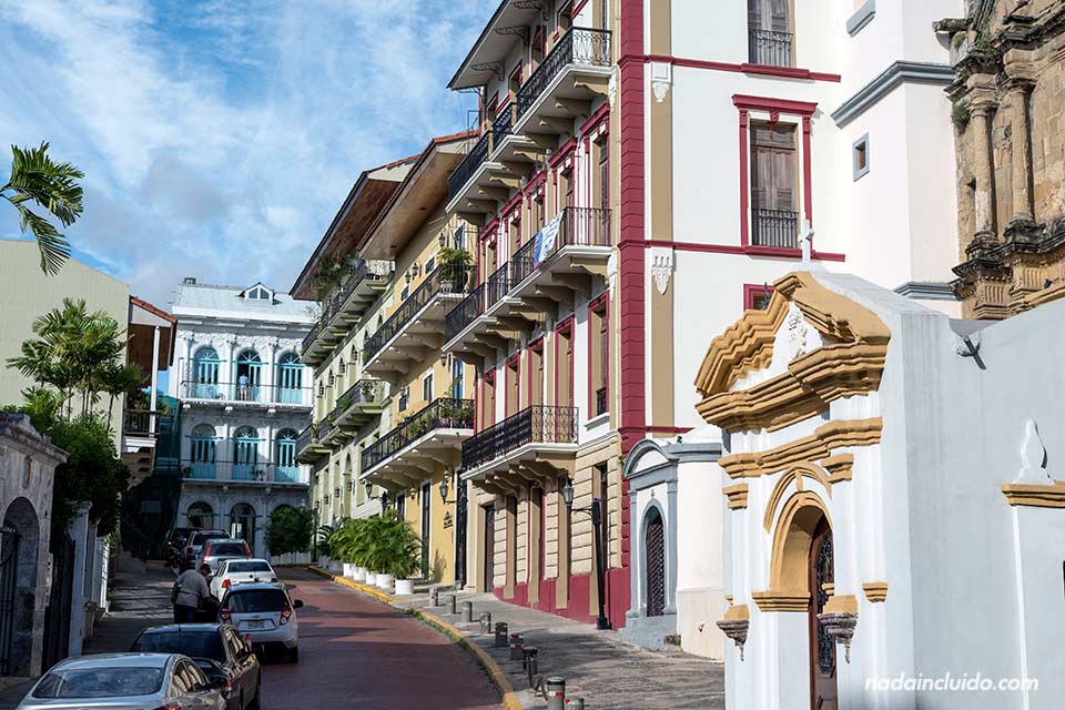 Fachadas coloridas en una de las calles del casco antiguo de Panamá