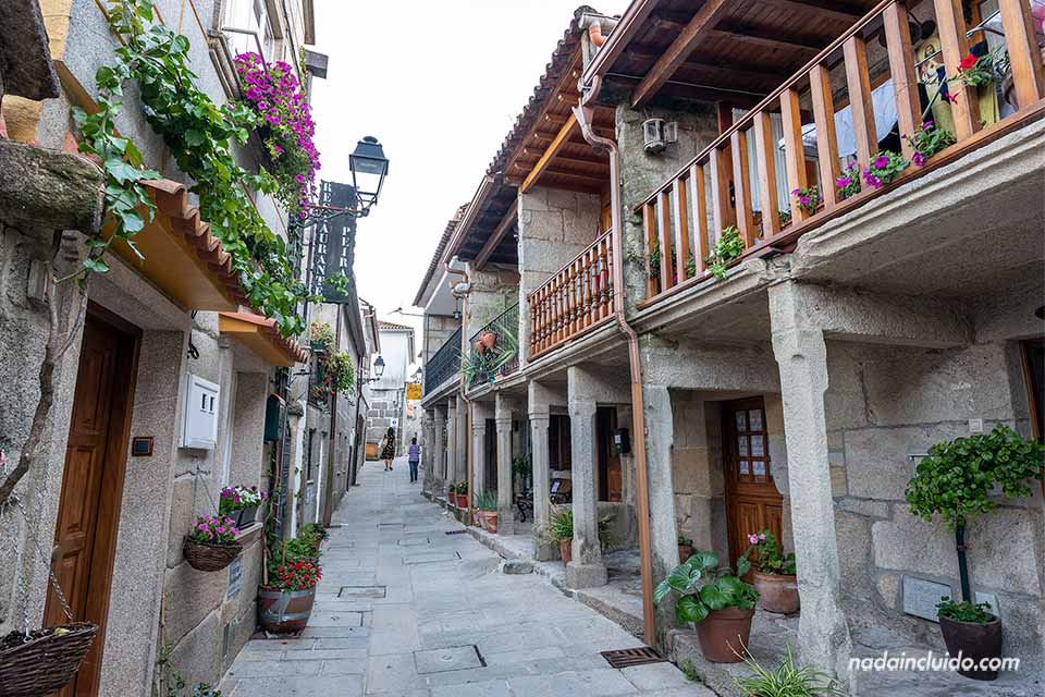 Calle residencial de Combarro (Galicia)