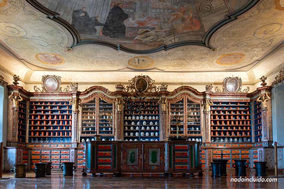 Interior de la farmacia barroca del Hospital de Kuks - Región de Hradec Králové (República Checa)