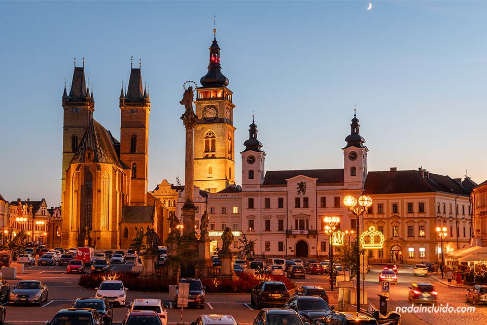 Vistas desde el mirador de la Plaza Grande (Velké námestí) de Hradec Králové al anochecer (República Checa)