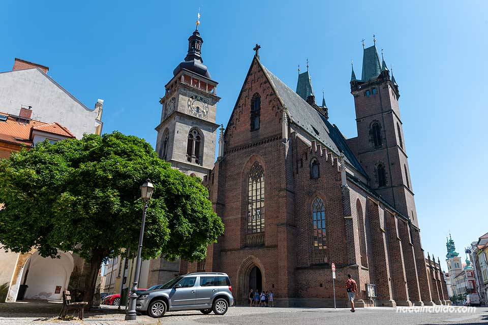 Fechada delantera de la catedral del Espíritu Santo (Katedrála Svatého Ducha) de Hradec Králové (República Checa)