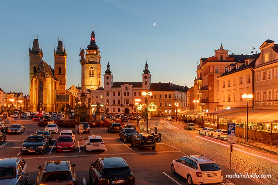 Vistas desde el mirador de la Plaza Grande (Velké náměstí) de Hradec Králové durante la hora azul (República Checa)