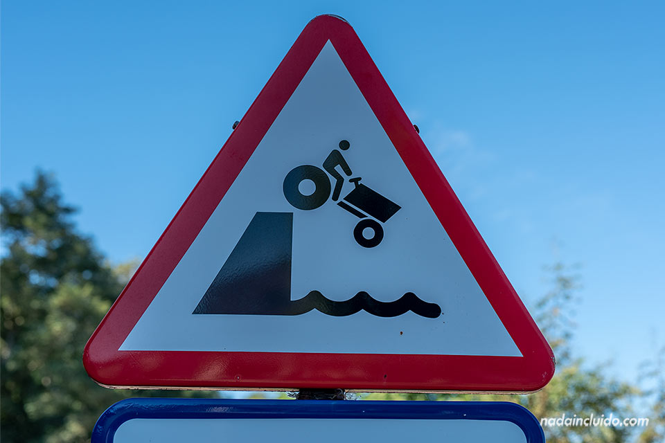 Señal de peligro "tractores al mar" en isla de Ons (Galicia)