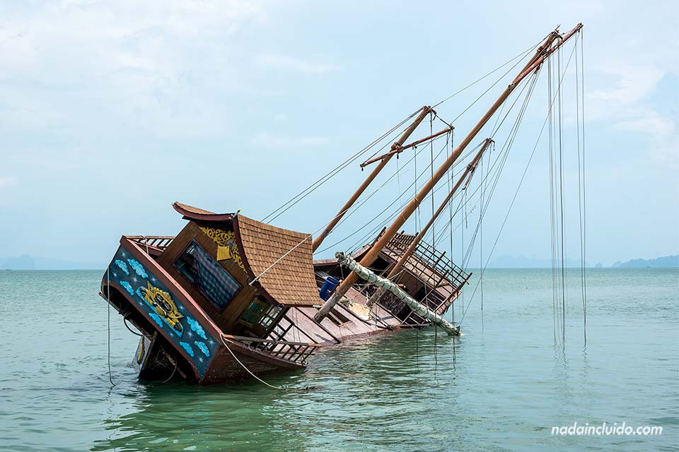 Barco hundido junto al muelle del Old Town (Sri Raya) de Koh Lanta Yai (Tailandia)