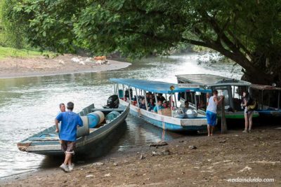 Botes en el puerto fluvial de La Pavona con dirección a Tortuguero (Costa Rica)