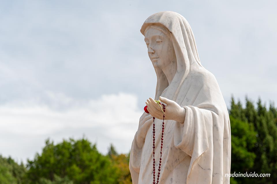 Estatua de la virgen en el monte Podbrdo - Colina de las Apariciones de Medjugorje (Bosnia y Herzegovina)