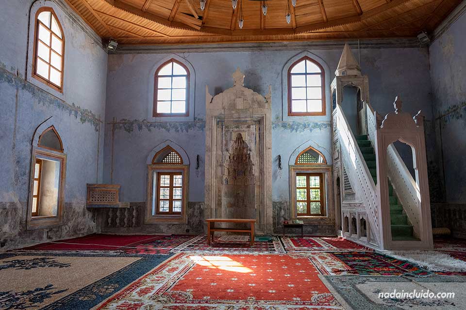 Interior de la mezquita Hadži Kurtova džamija - Casco antiguo de Mostar (Bosnia y Herzegovina)