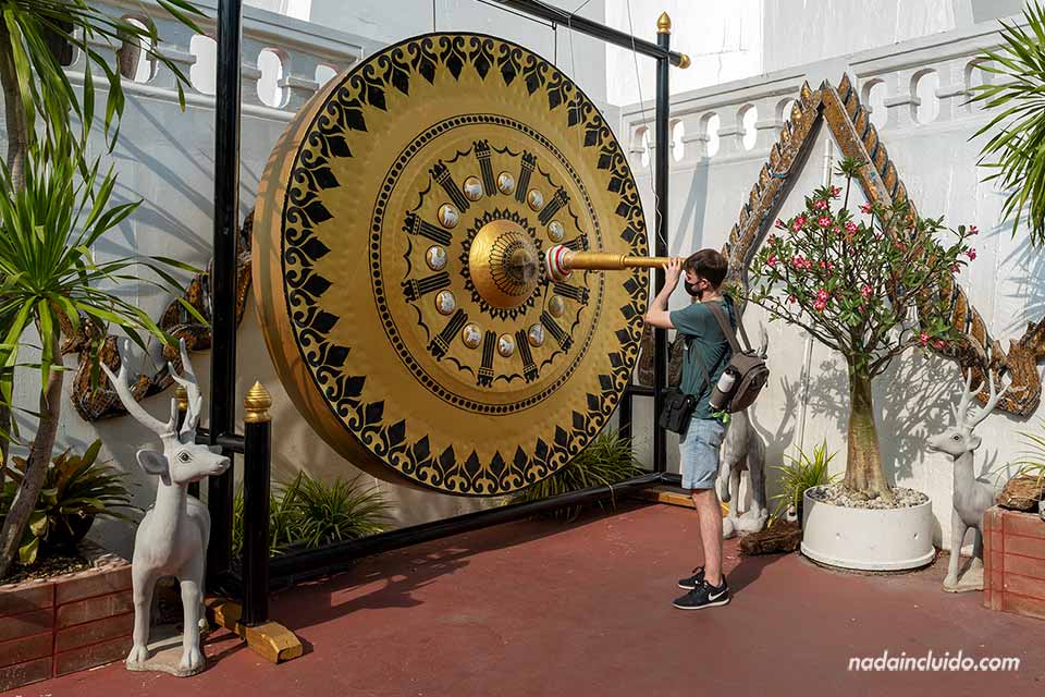 Tocando el gong en Wat Saket, la Golden Mountain , Bangkok (Tailandia)