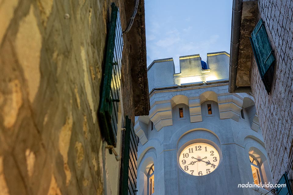 Torre de reloj en la plaza NIkola Djurkovic del Stari Grad de Herceg Novi (Montenegro)