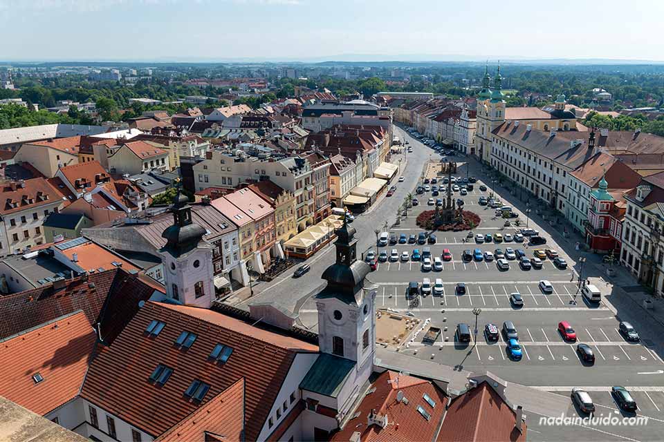 Vistas de la plaza Grande (Velké námestí) desde la Torre Blanca (Bílá vez) de Hradec Králové (República Checa)