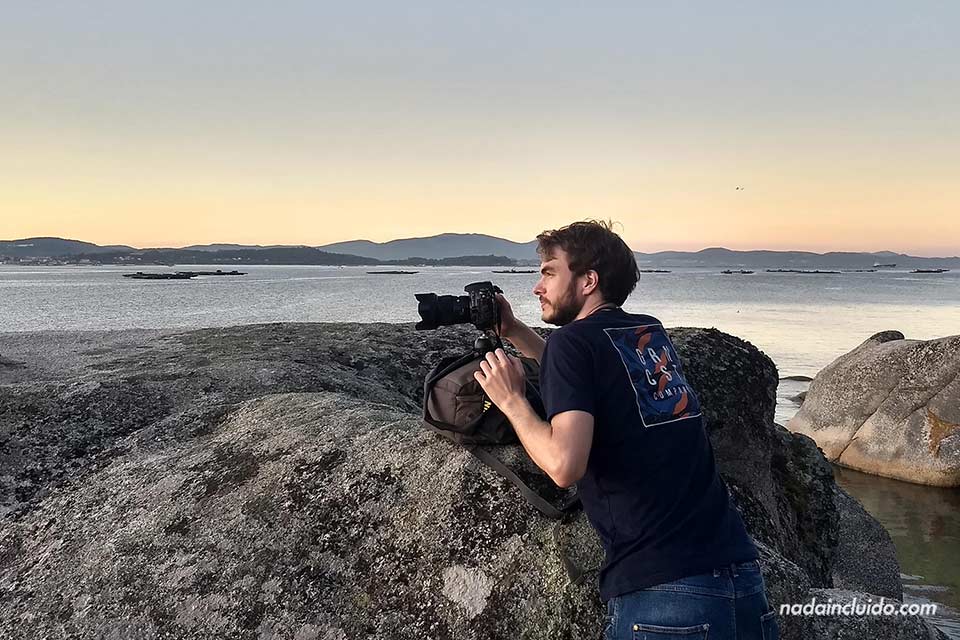 Sergio haciendo una foto de viaje con trípode en Illa de Arousa (Galicia)