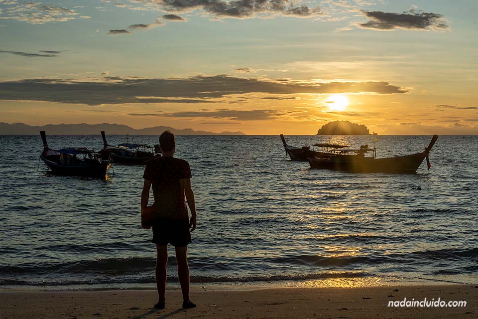 Viendo el amanecer en la Sunrise Beach de Koh Lipe (Tailandia)