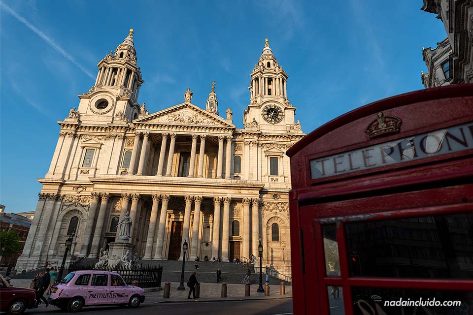 Cabina roja junto a la catedral de St Paul (San Pablo) en Londres (Inglaterra)