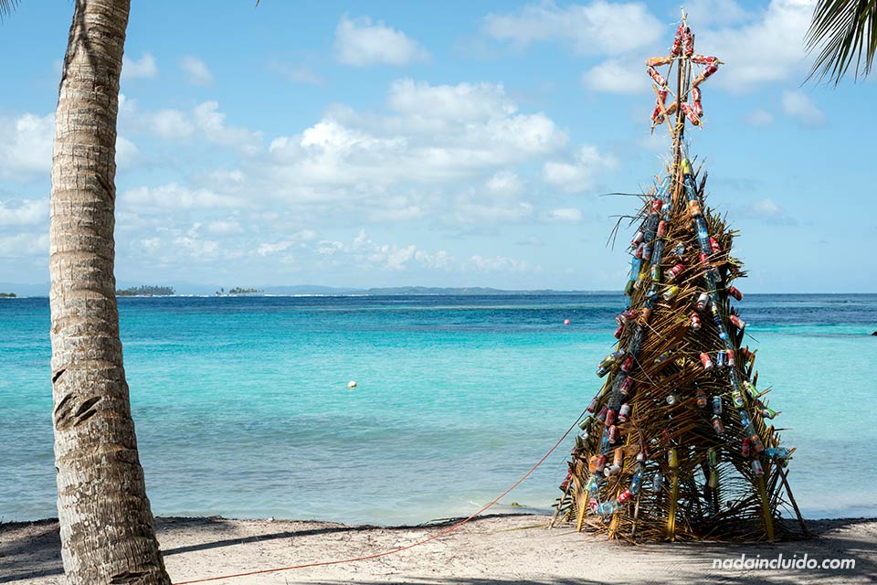 Árbol de Navidad en la isla Perro Chico, en el archipiélago de San Blas (Panamá