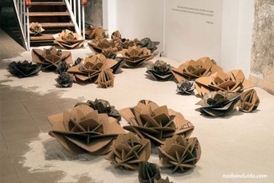 Flores de cartón en el Museo de Arte y Diseño Contemporáneo, San José (Costa Rica)