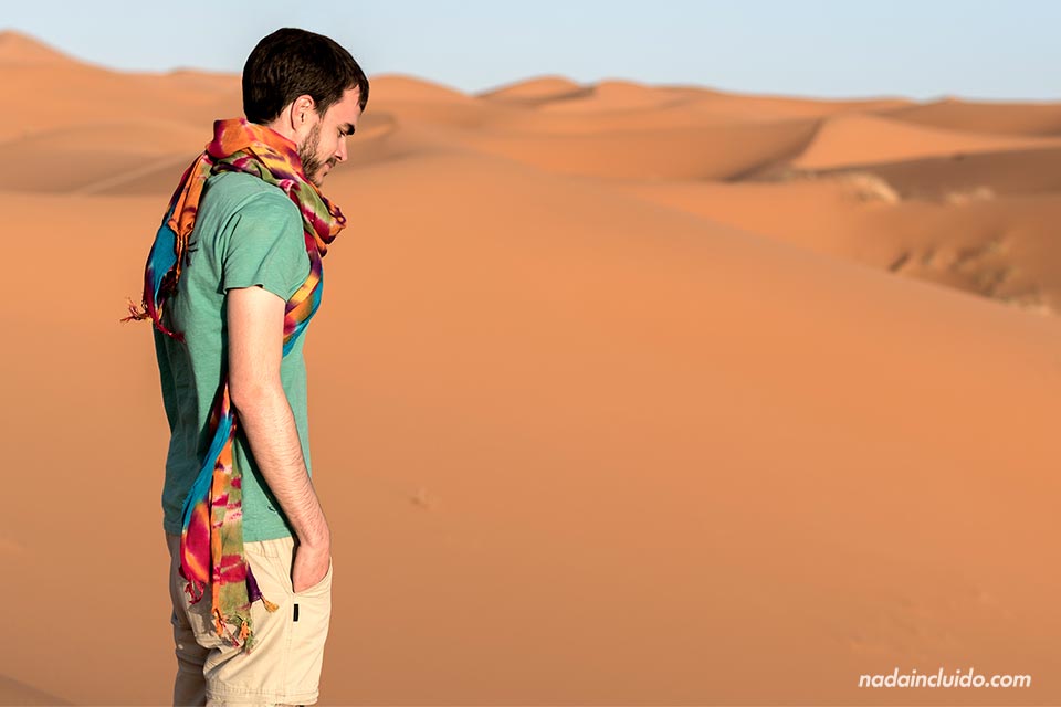 Reflexivo en el desierto del Sáhara (Marruecos)