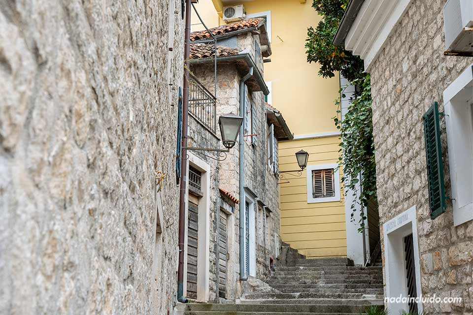 Marka Cara, una de las calles que ver en Herceg Novi (Montenegro)