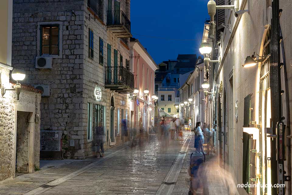 Foto nocturna de la calle Nikola Djurkovic, uno de los sitios que ver en Herceg Novi (Montenegro)
