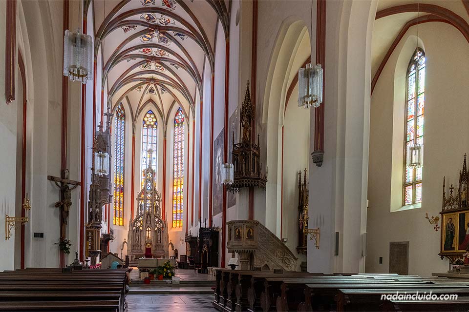 Interior de la catedral del Espíritu Santo (katedrála Svatého Ducha) de Hradec Králové (República Checa)