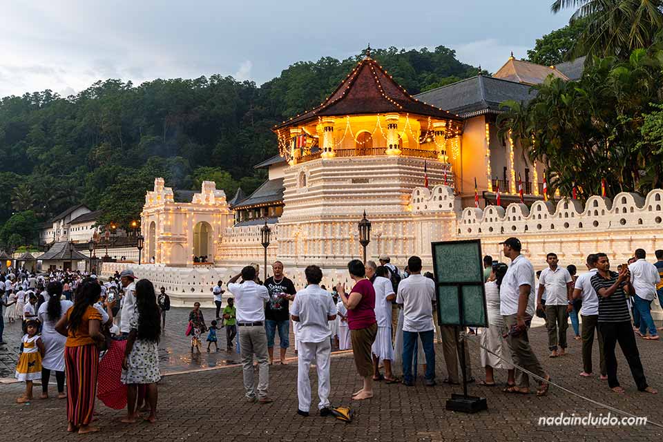 Fachada del Templo de Diente de Buda al atardecer - Sri Dalada Maligawa, Kandy (Sri Lanka)