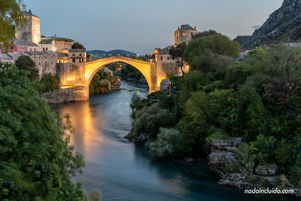 Puente antiguo (Stari Most) de Mostar al atardecer (Bosnia)