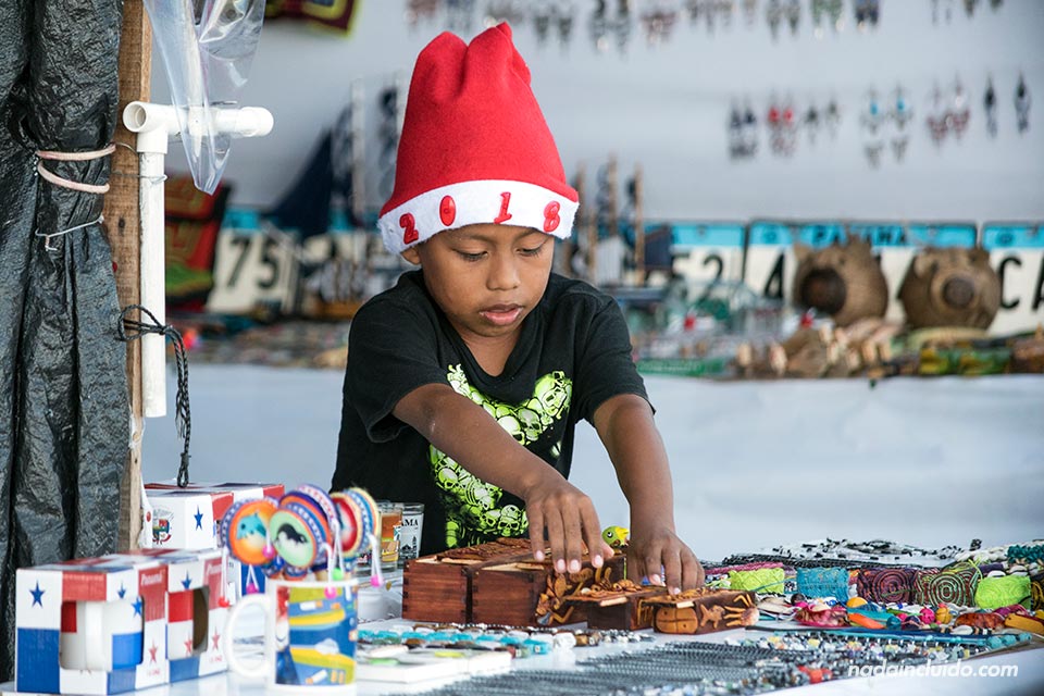 Niños atiende en el mercado de las artesanías de ciudad de Panamá