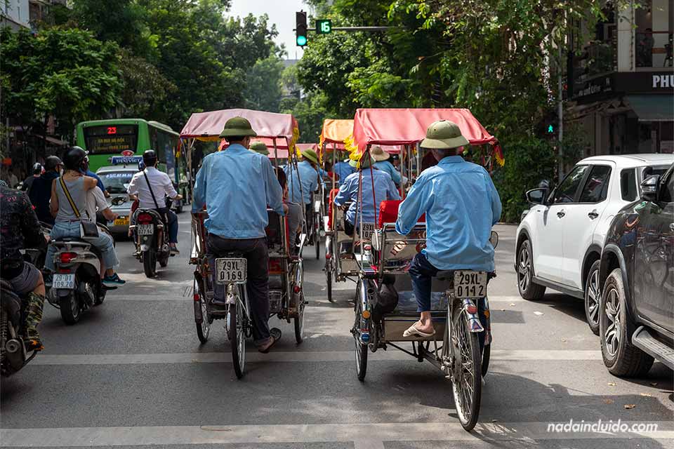 Xích lô recorriendo la calle Ly Thai de Hanoi (Vietnam)