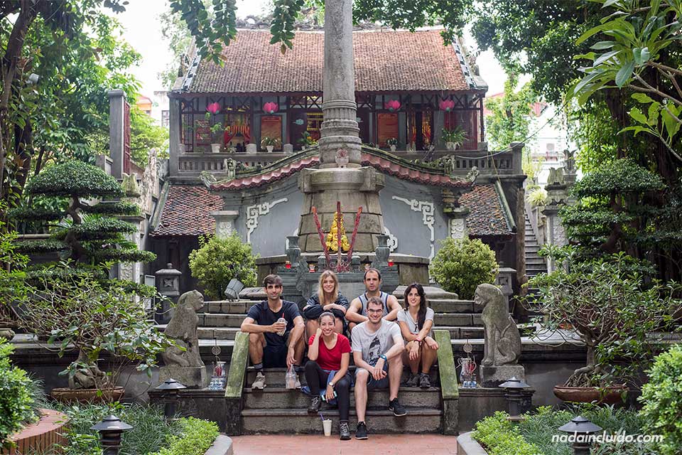 En el templo Đình Nam Hương, uno de los lugares para ver en Hanoi (Vietnam)