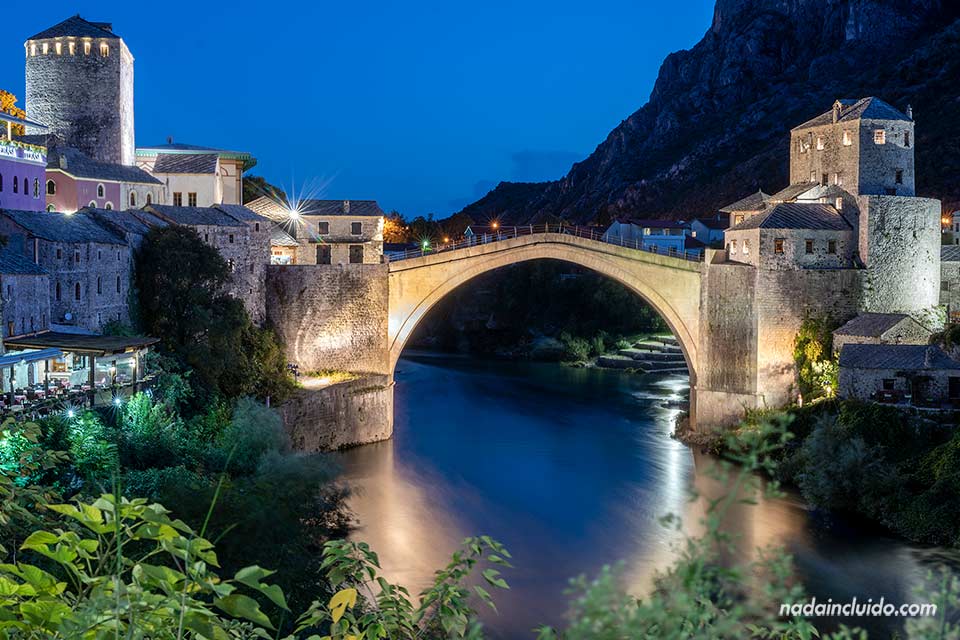 Puente antiguo (Stari Most) de Mostar al anochecer (Bosnia)