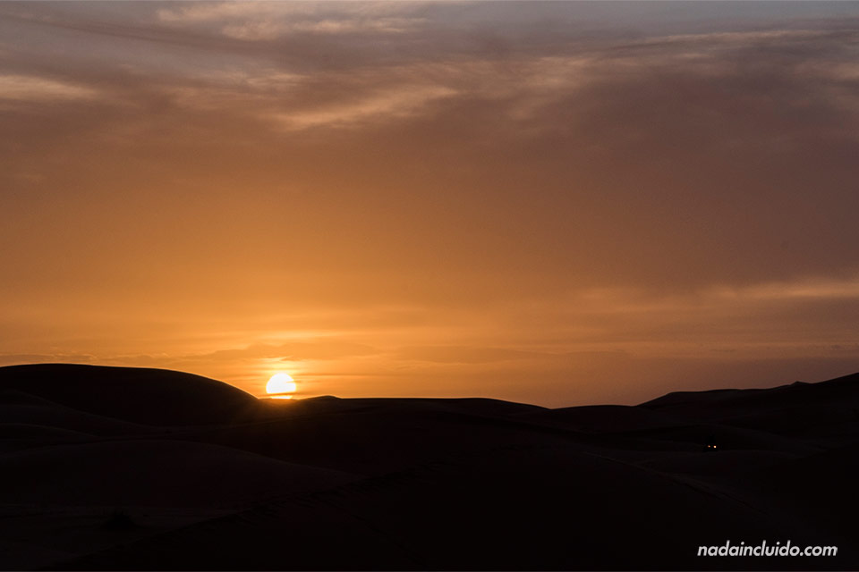 Sol de atardecer en el desierto del Sáhara (Marruecos)