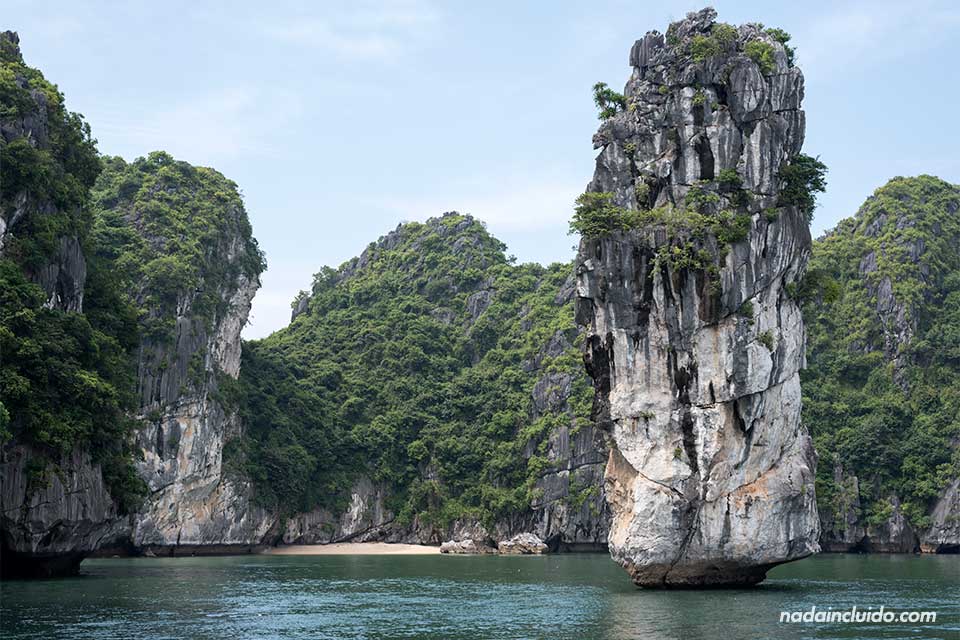 Una gran roca se sostiene sobre el agua en la Bahía de Lan Ha (Vietnam)