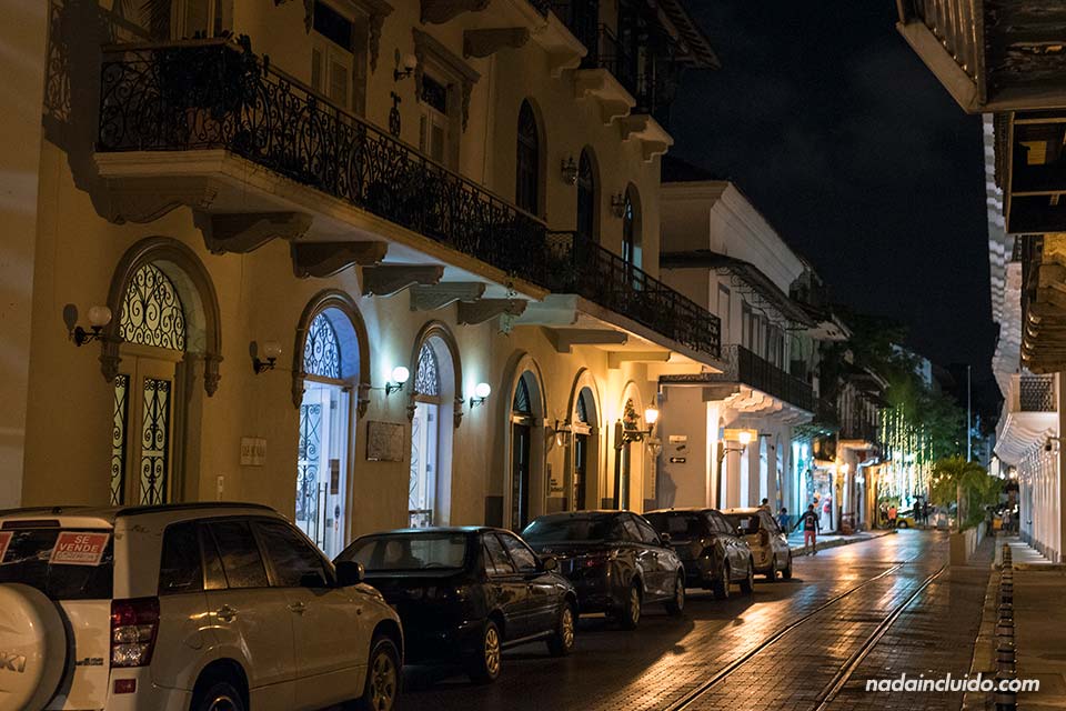 Calle del casco antiguo de ciudad de Panamá por la noche