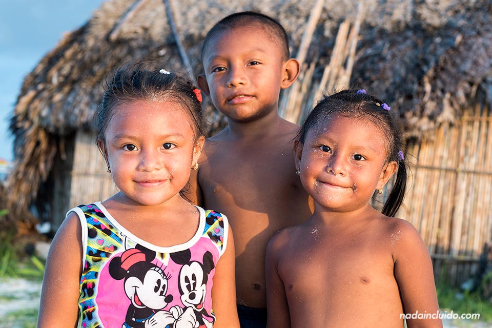 Niños Guna Yala en la Isla Perro Chico, en San Blas (Panamá)