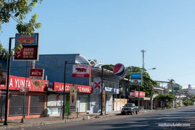 Calle principal de la ciudad costera de Puntarenas (Costa Rica)