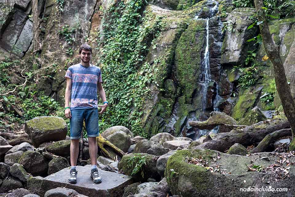 En la cascada pequeña en el Parque Nacional Rincón de la Vieja (Costa Rica)