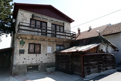 Entrada al túnel de Sarajevo (Bosnia)