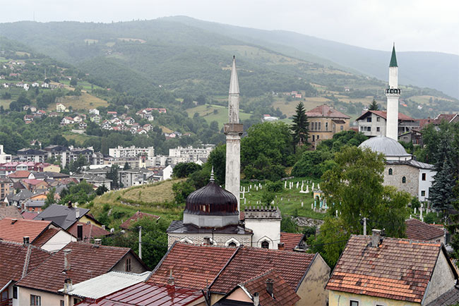 Vista de Travnik desde lo alto de la fortaleza (Bosnia)