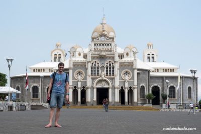 Fachada de la Basílica Nuestra Señora de los Ángeles en Cartago (Costa Rica)