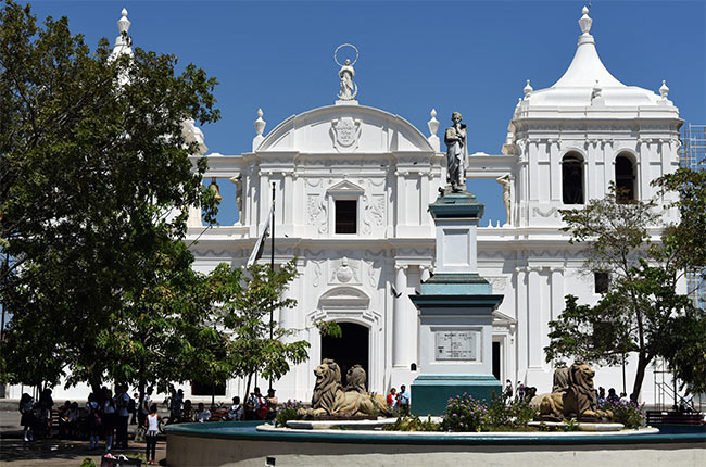 Estatua de Máximo Jérez en la plaza de la catedral de León (Nicaragua)