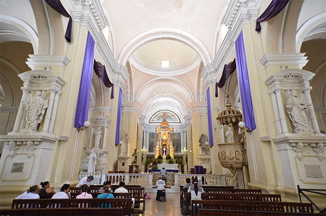 Altar en el interior de la catedral de León (Nicaragua)