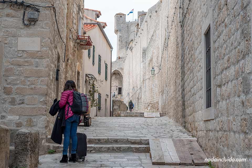 Turista en la calle Peline del casco antiguo de Dubrovnik (Croacia)