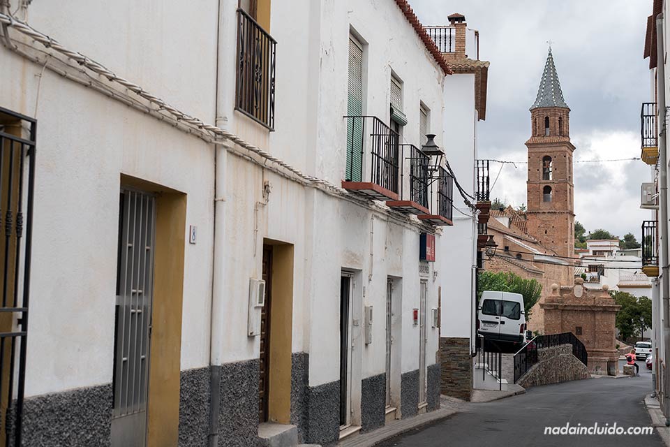 Vista de la torre de la iglesia en las calles de Fondón (Almería)